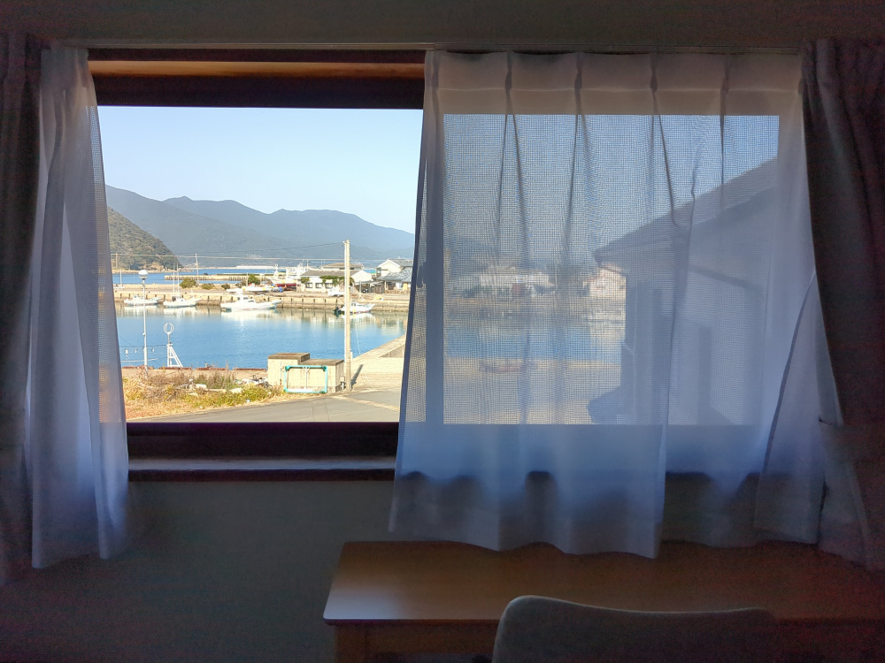 部屋から望む富江港