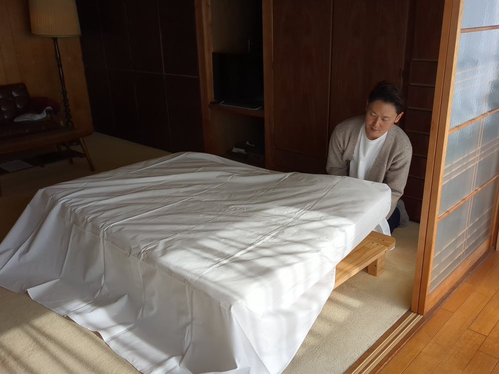 手際よくベッドメイキングをする高橋さん