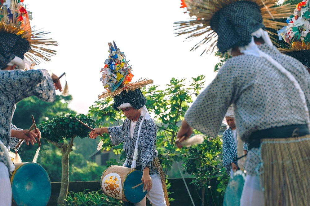五島に古くから伝わる「チャンココ」を踊るT
