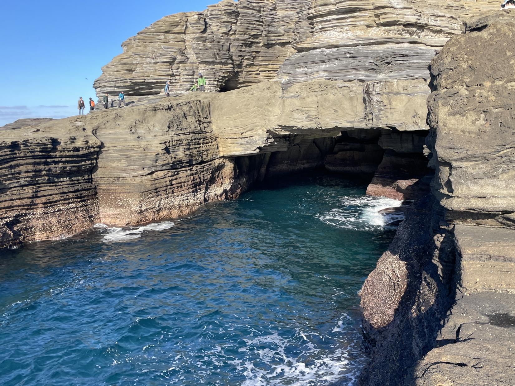 海蝕洞與千層岩