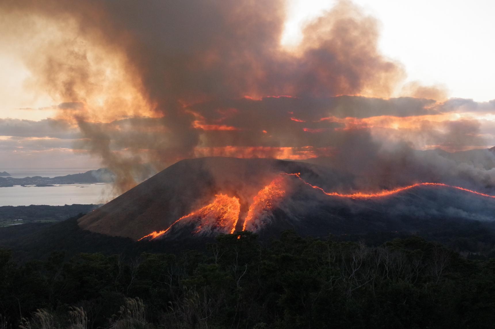 Mt. Onidake burning-1