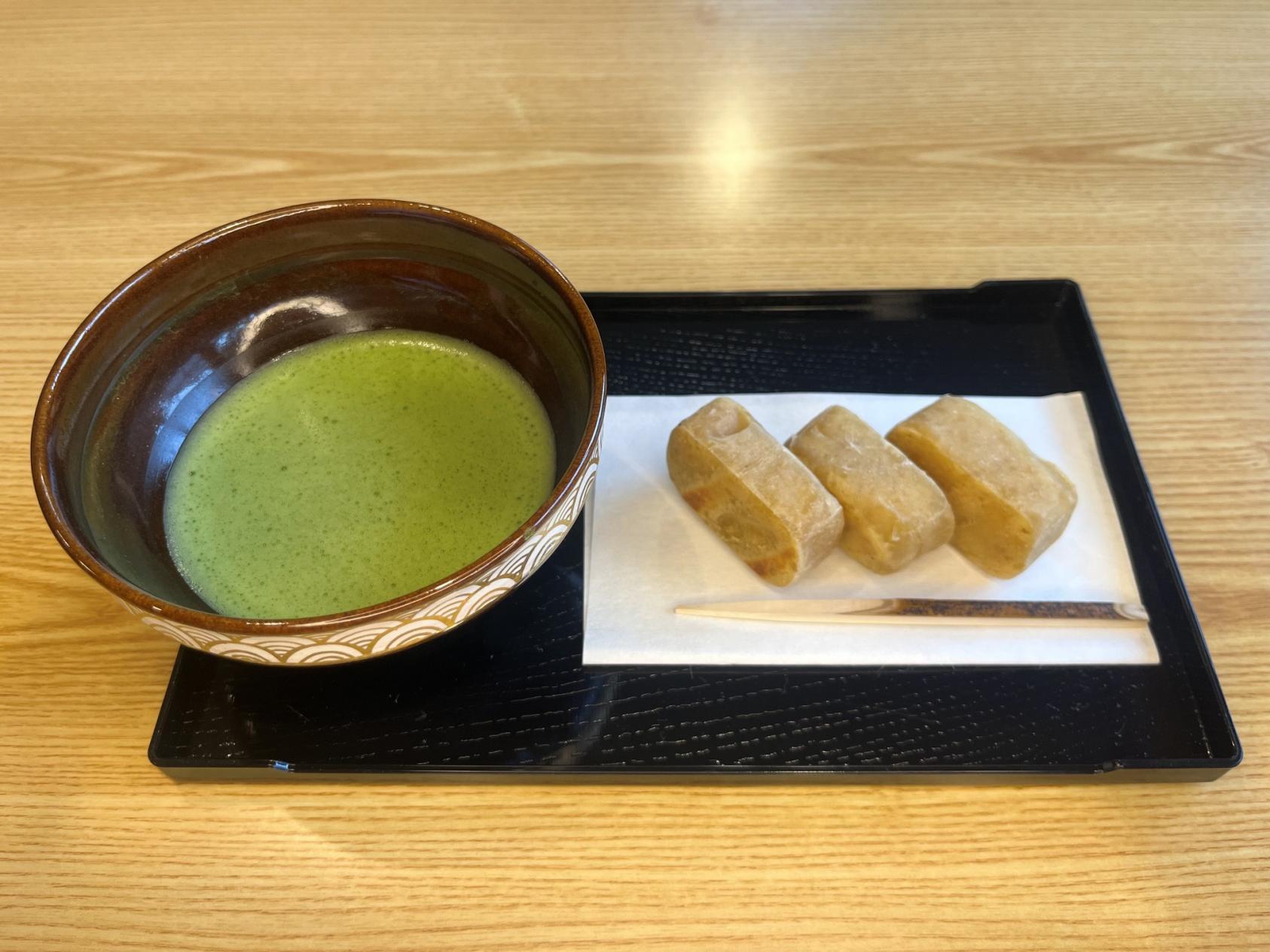 美しい庭園を眺めながらのカフェタイム-1