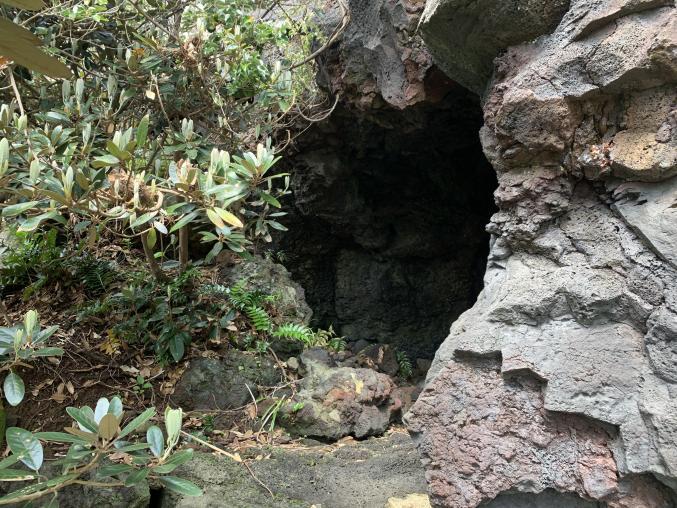 9.Ohshima Lava Tunnel-1