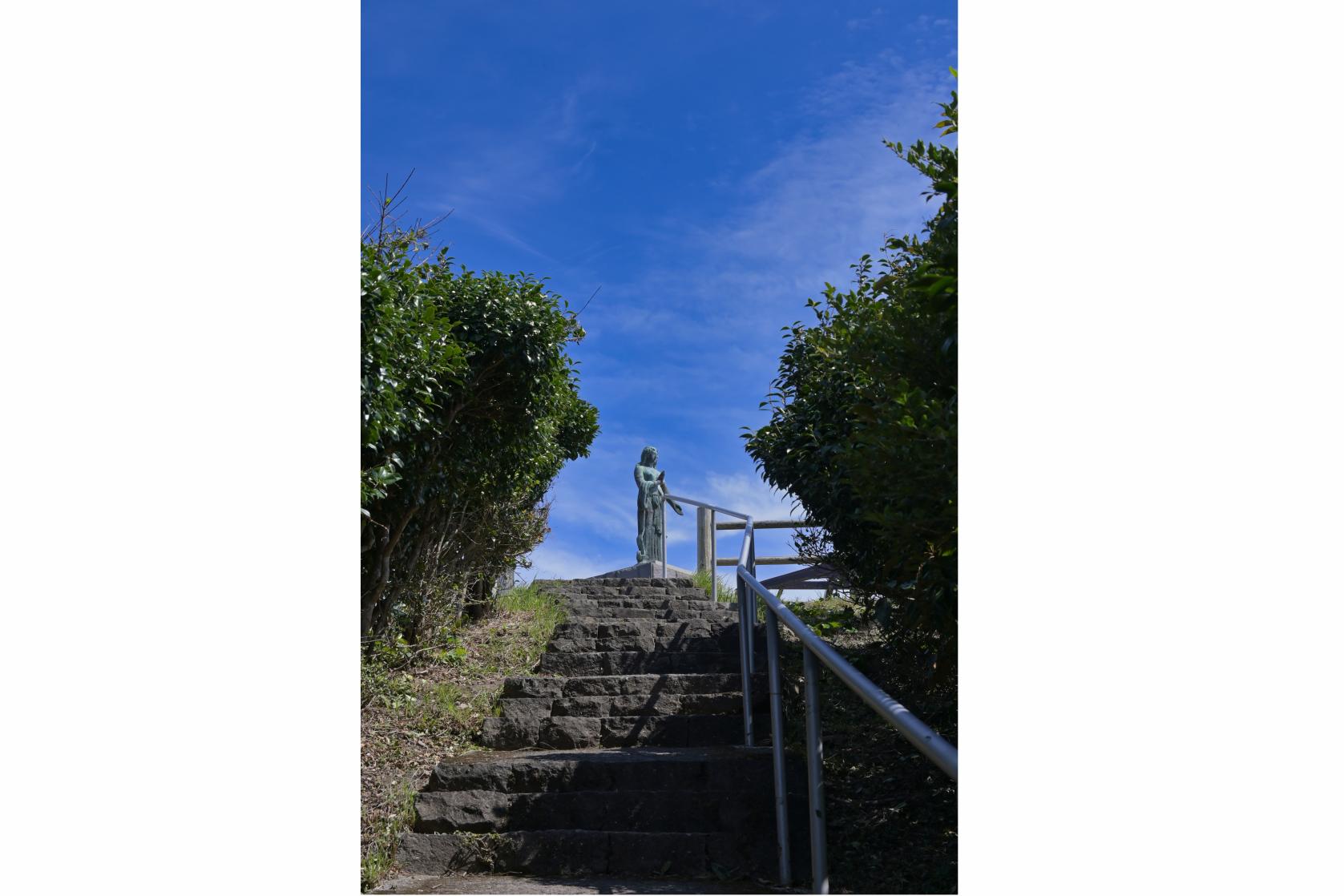 灯台と海を見つめる女神像-2