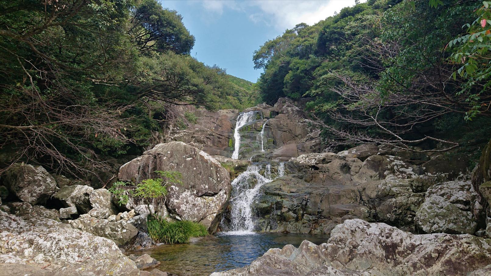 五島でいちばん大きい滝"ドンドン渕"-0