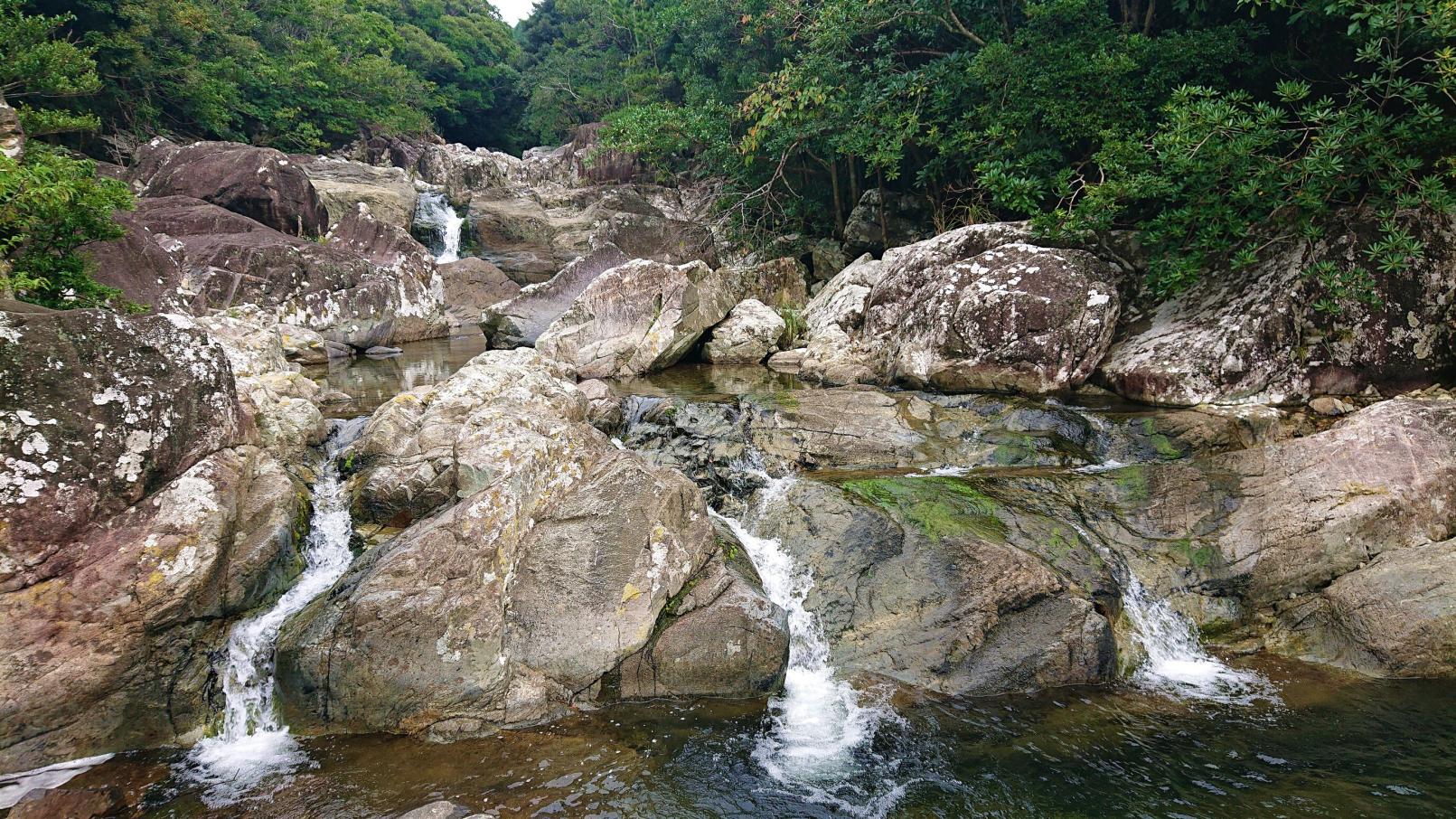 五島でいちばん大きい滝"ドンドン渕"-1