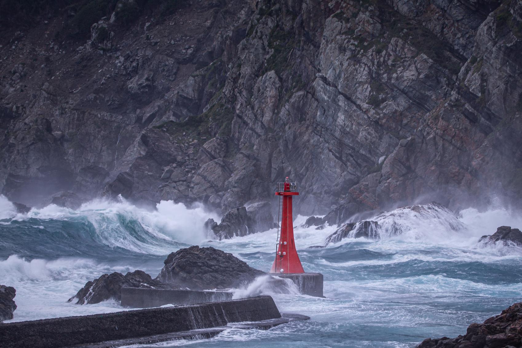 嵐の中の小浦赤灯台-0
