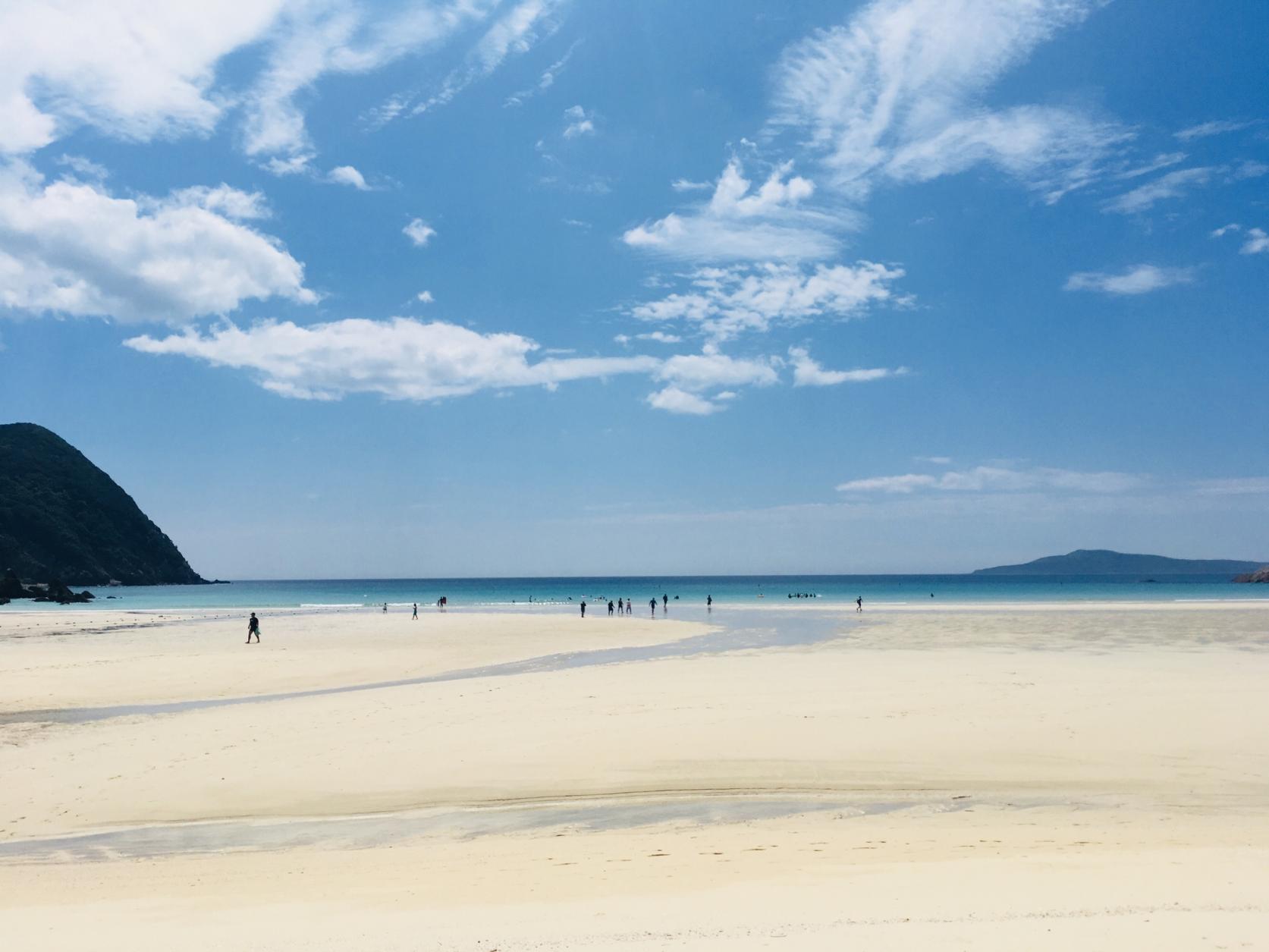 A contrast between white sands, cobalt-blue seas, and green plants! Make the most of Goto’s natural world-1