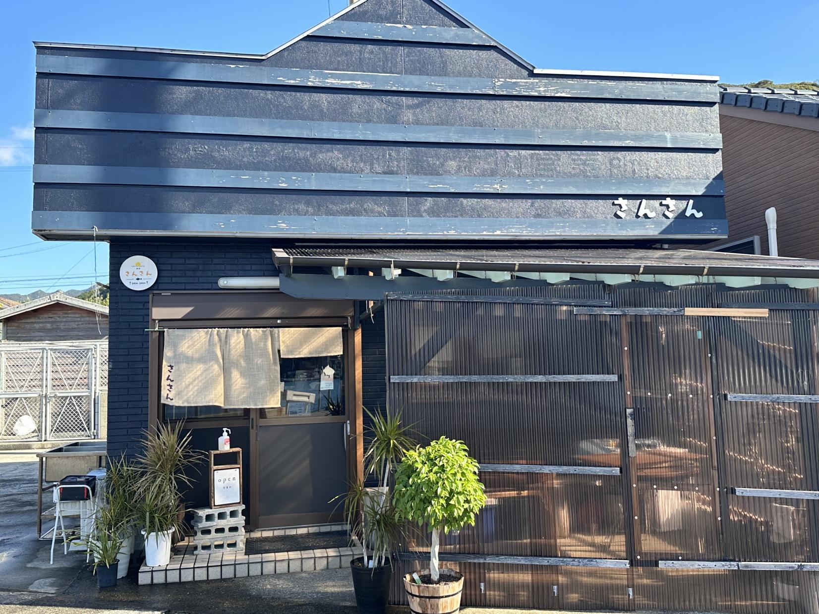 荒川港のすぐ横！地元の新鮮な魚料理が楽しめる食堂「さんさん」-1