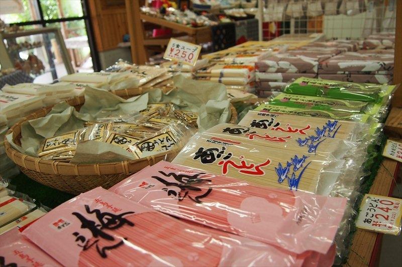 【福江】おいしい塩が大人気！五島自慢の産品が揃う「五島椿物産館」-3