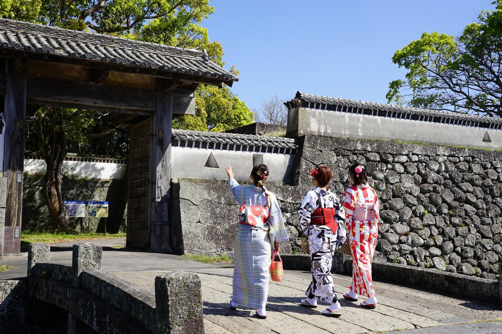 A walking route that takes you around streets from the days of the samurai in a kimono-1