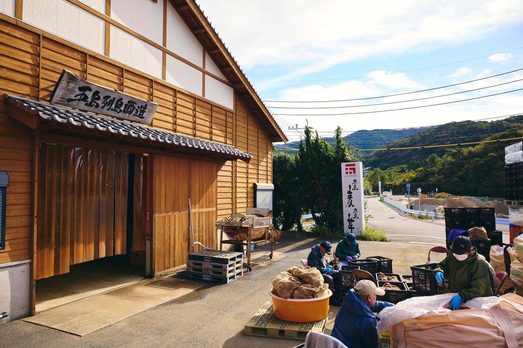 島の原料100％の焼酎酒造見学体験-2