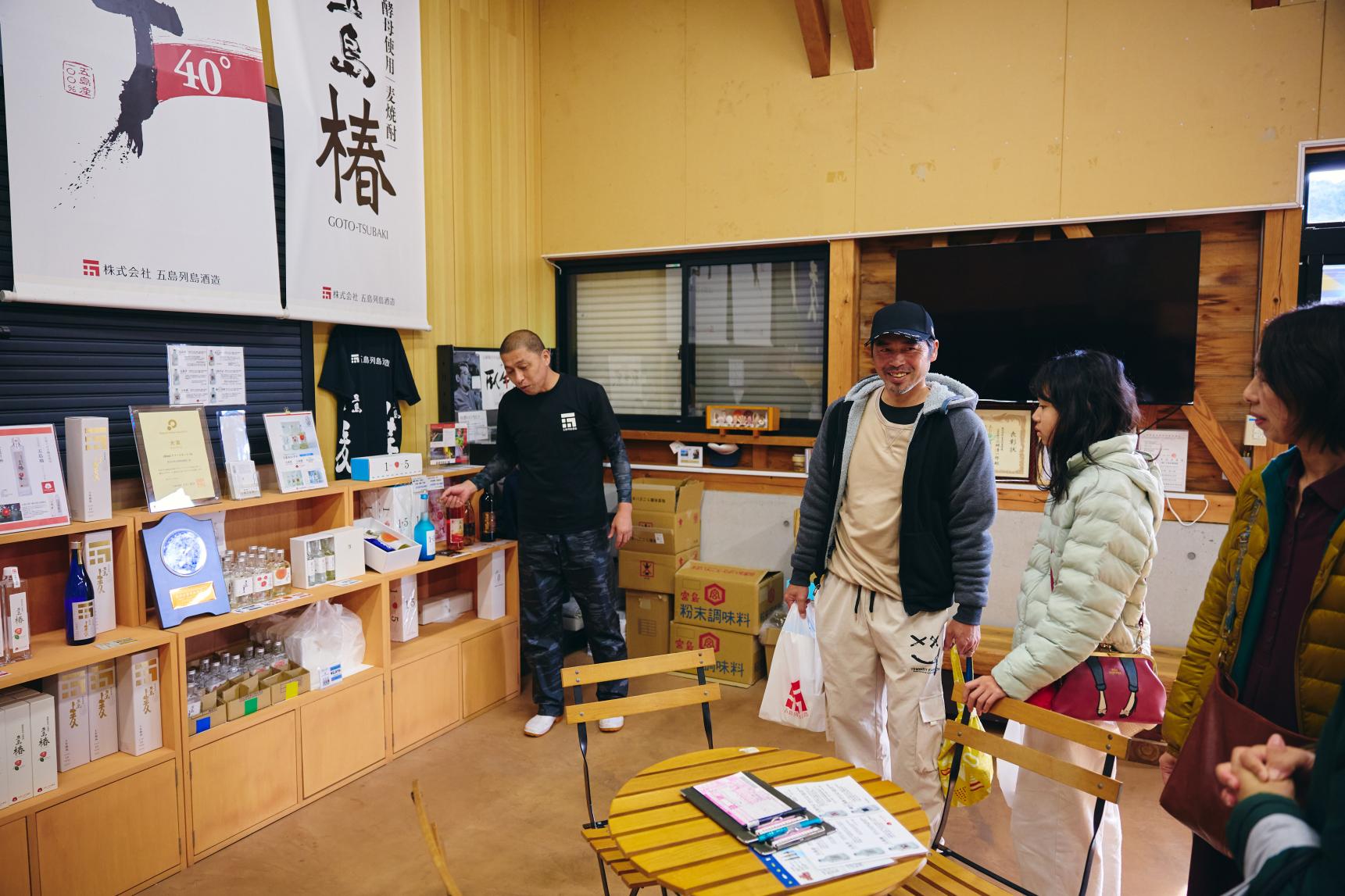 島の原料100％の焼酎酒造見学体験-9